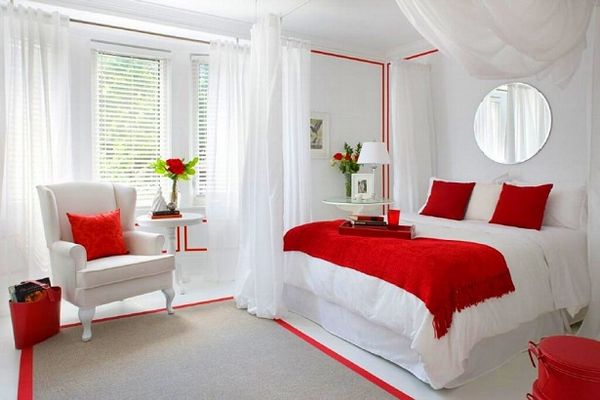 Decor alb-rosu in dormitor