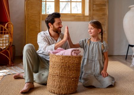 Avantajele unui cos de rufe pliabil in apartamente mici
